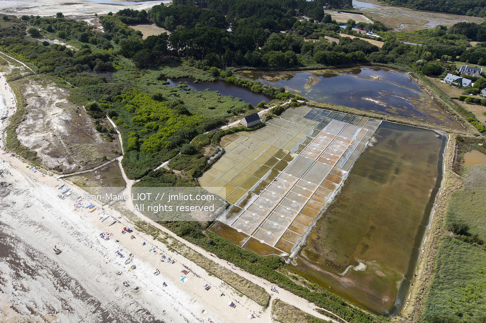 Carnac, vue aerienne des marais salants..© JEAN-MARIE LIOT.Carnac, aerial view of the salt marshes