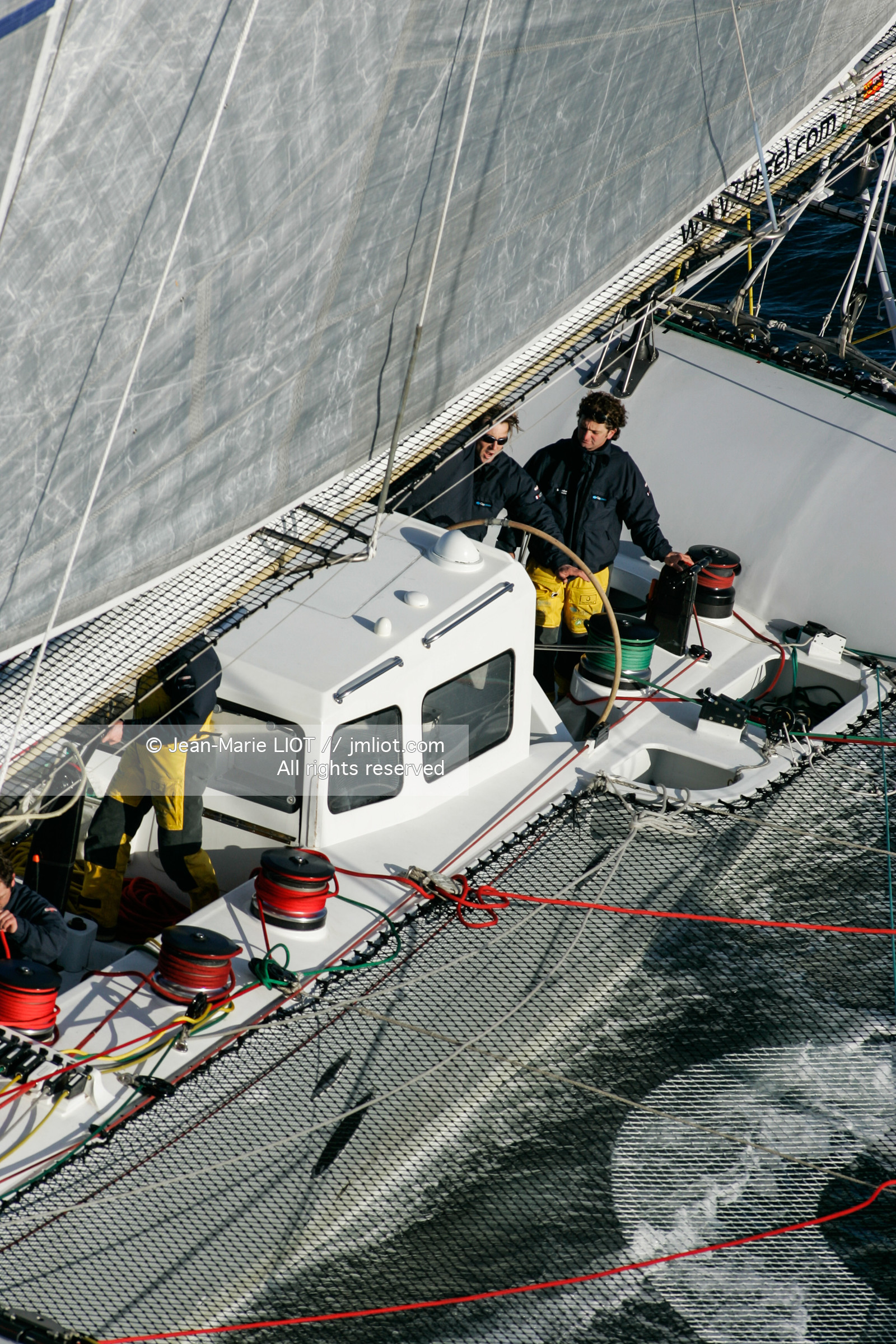 Départ du Trophée Jules Verne du maxi trimaran Geronimo, skipper Olivier de Kersauzon, 28 décembre 2004, Photo Jean-Marie LIOT - www.jmliot.com.