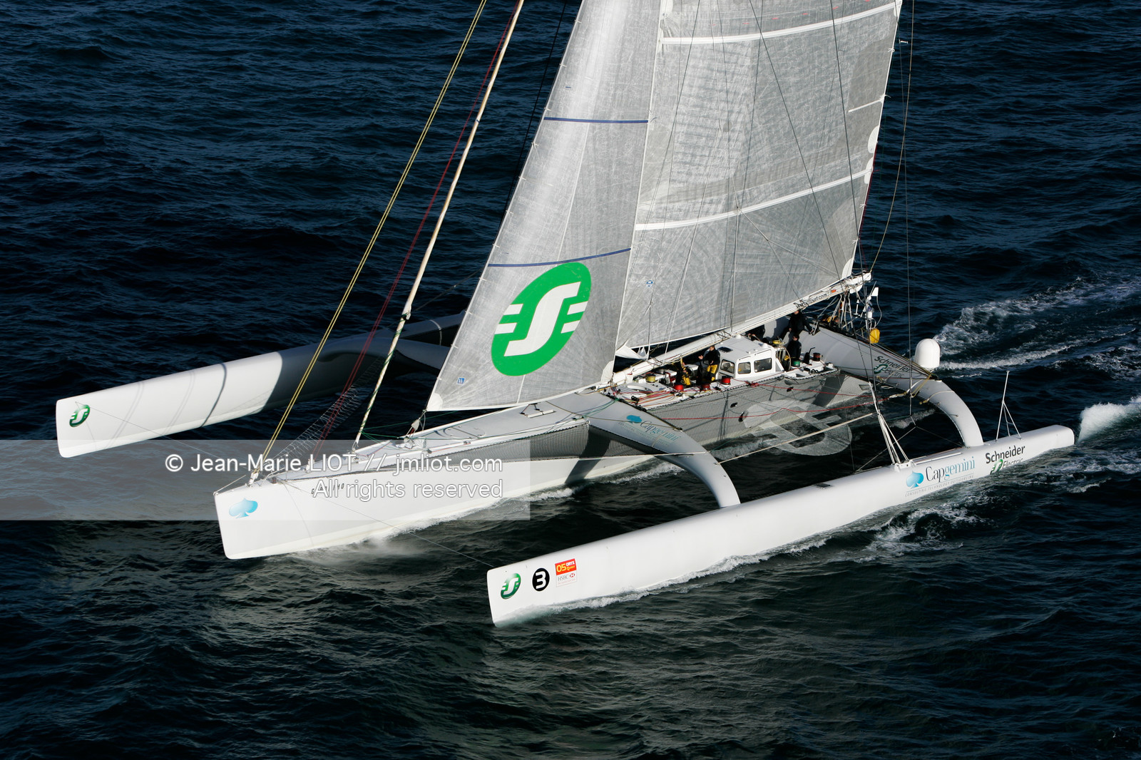 Départ du Trophée Jules Verne du maxi trimaran Geronimo, skipper Olivier de Kersauzon, 28 décembre 2004, Photo Jean-Marie LIOT - www.jmliot.com.