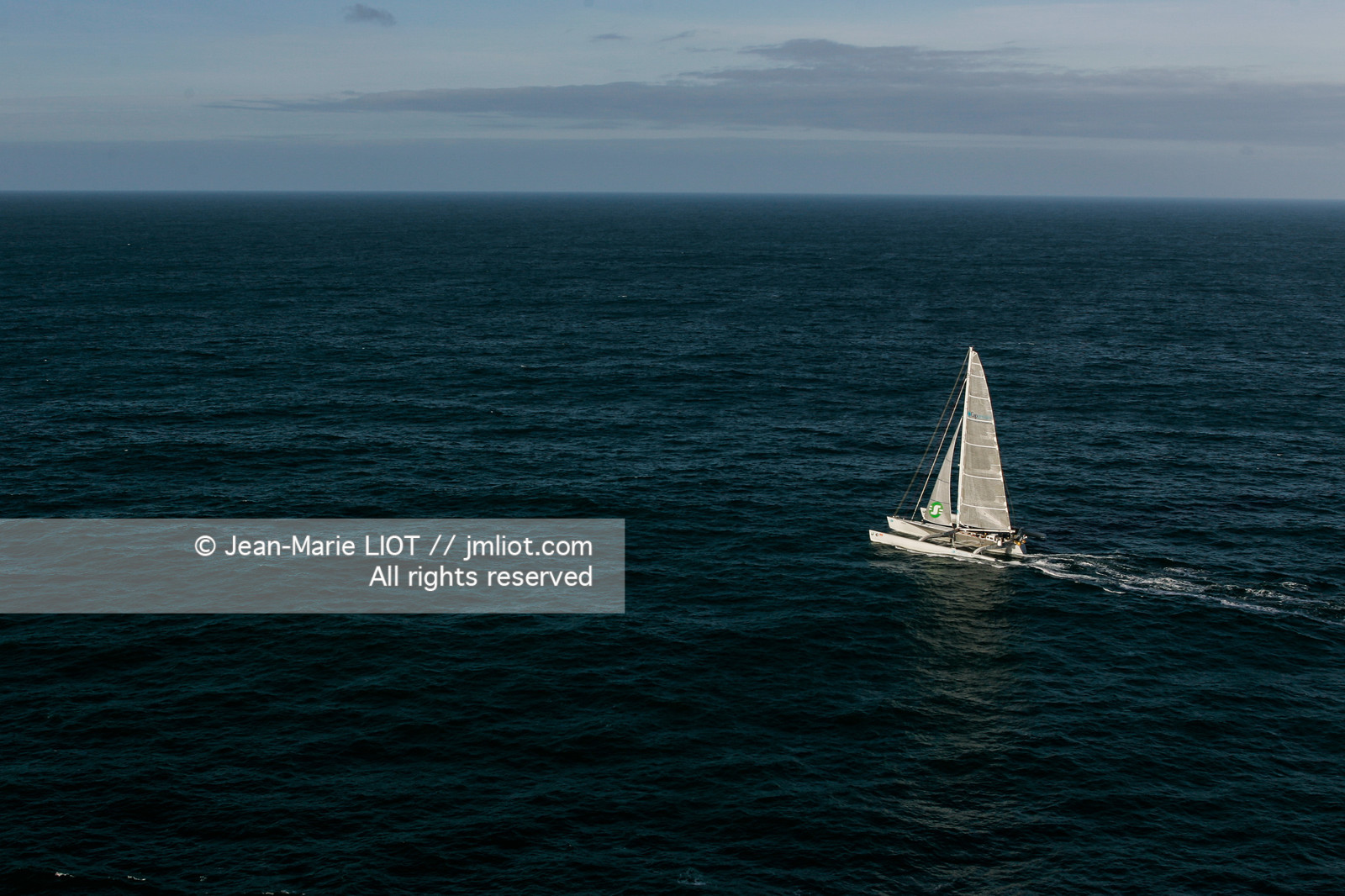 .Start Jules Verne Trophy maxi trimaran Geronimo, skipper Olivier de Kersauzon, on décember 28, 2004, Photo Jean-Marie LIOT - www.jmliot.com