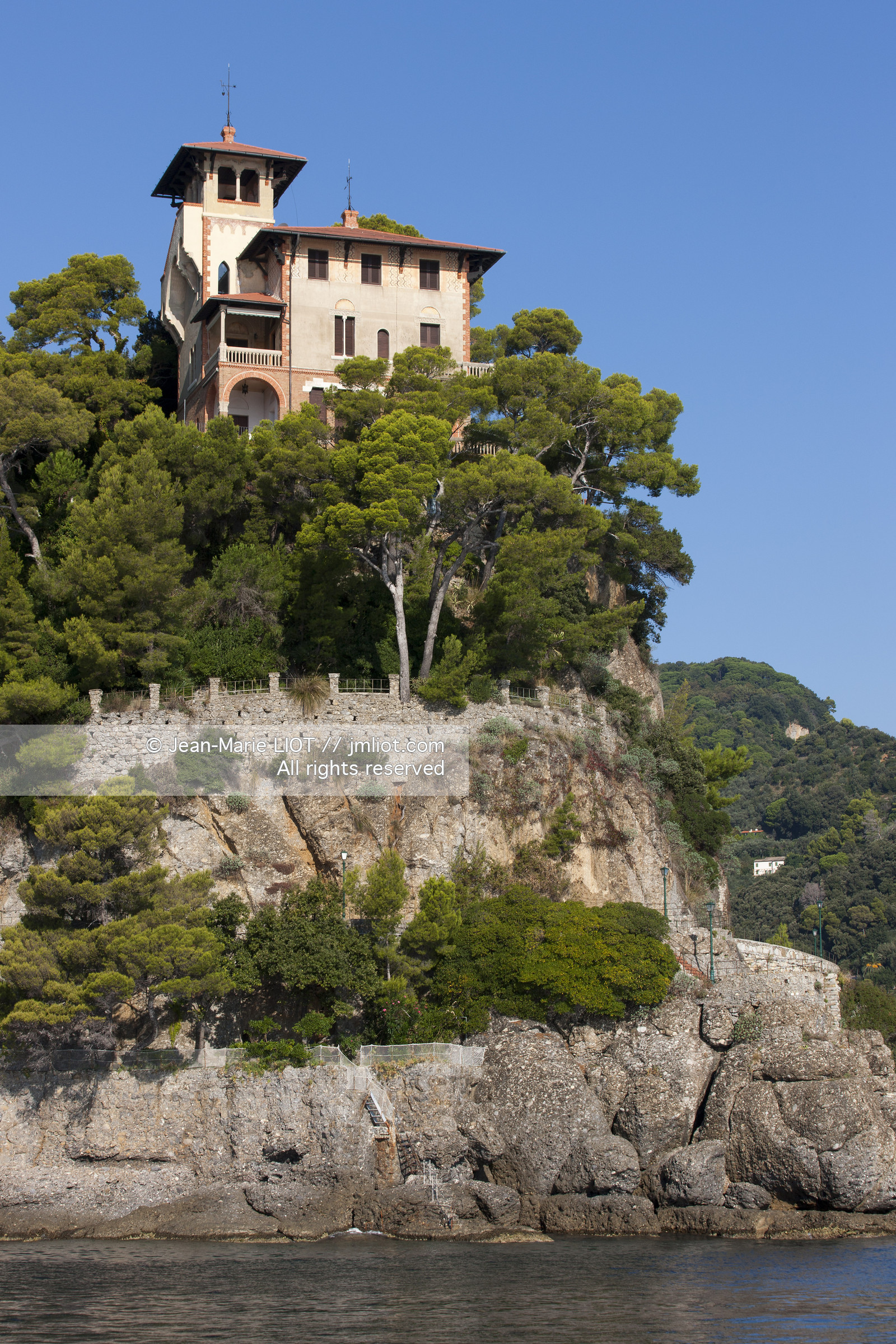 Portofino,le joli port en italien est situé au creux d'une anse sur la côte Ligure. Ce petit port de pêche devenu une des stations balnéaires les plus huppées d'Italie n'a pourtant pas perdu son charme..photo © Jean-Marie Liot.
