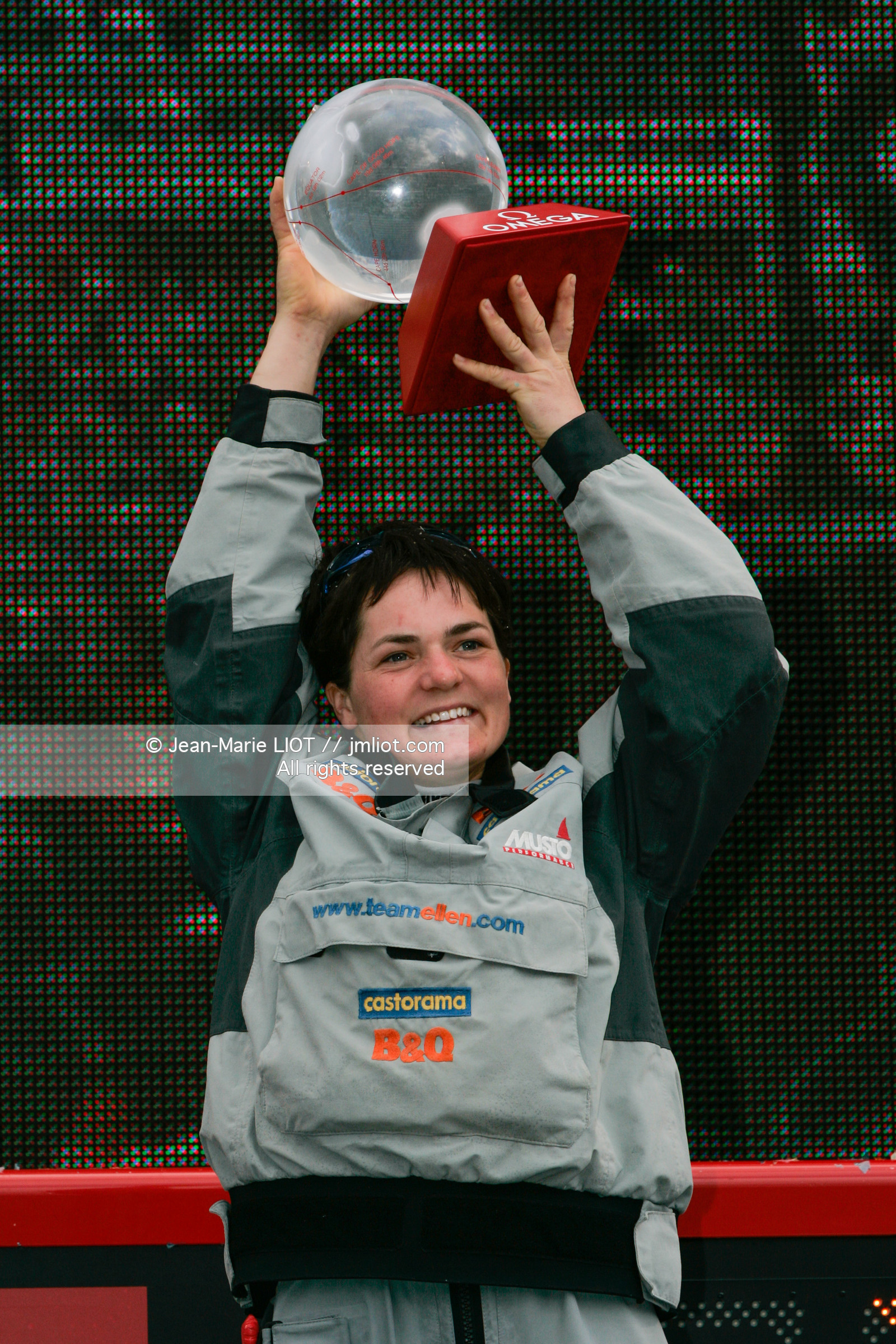 Départ d'Ellen MacArthur à bord du maxi-trimaran B&Q Castorama, pour tenter de battre le record du Tour du Monde en Solitaire sans Escale, à Falmouth (GB), le 27 novembre 2004, photo : Jean-Marie LIOT - www.jmliot.com