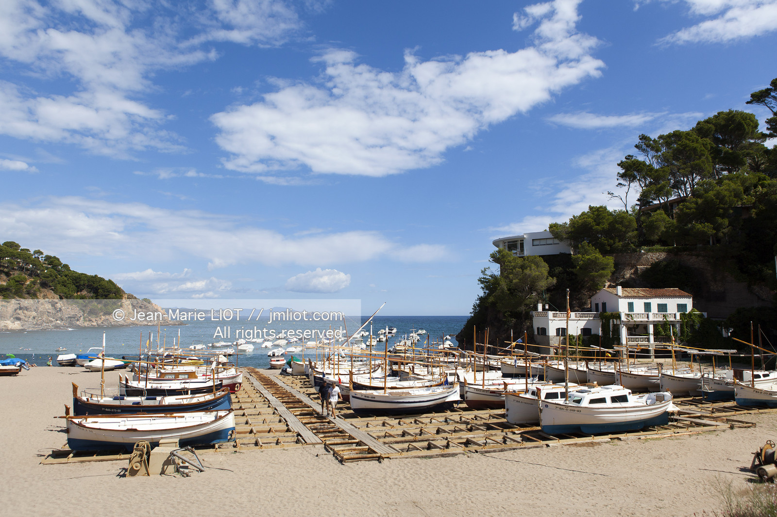 Le village de Begur et ses plages constituent l'un des lieux les plus touristique de la Costa Brava..La cote de begur bénéficie d'un littoral d'une grande beauté composé de falaises, de criques d'eau cristallines, de pinedes.....Photo © Jean-Marie Liot.