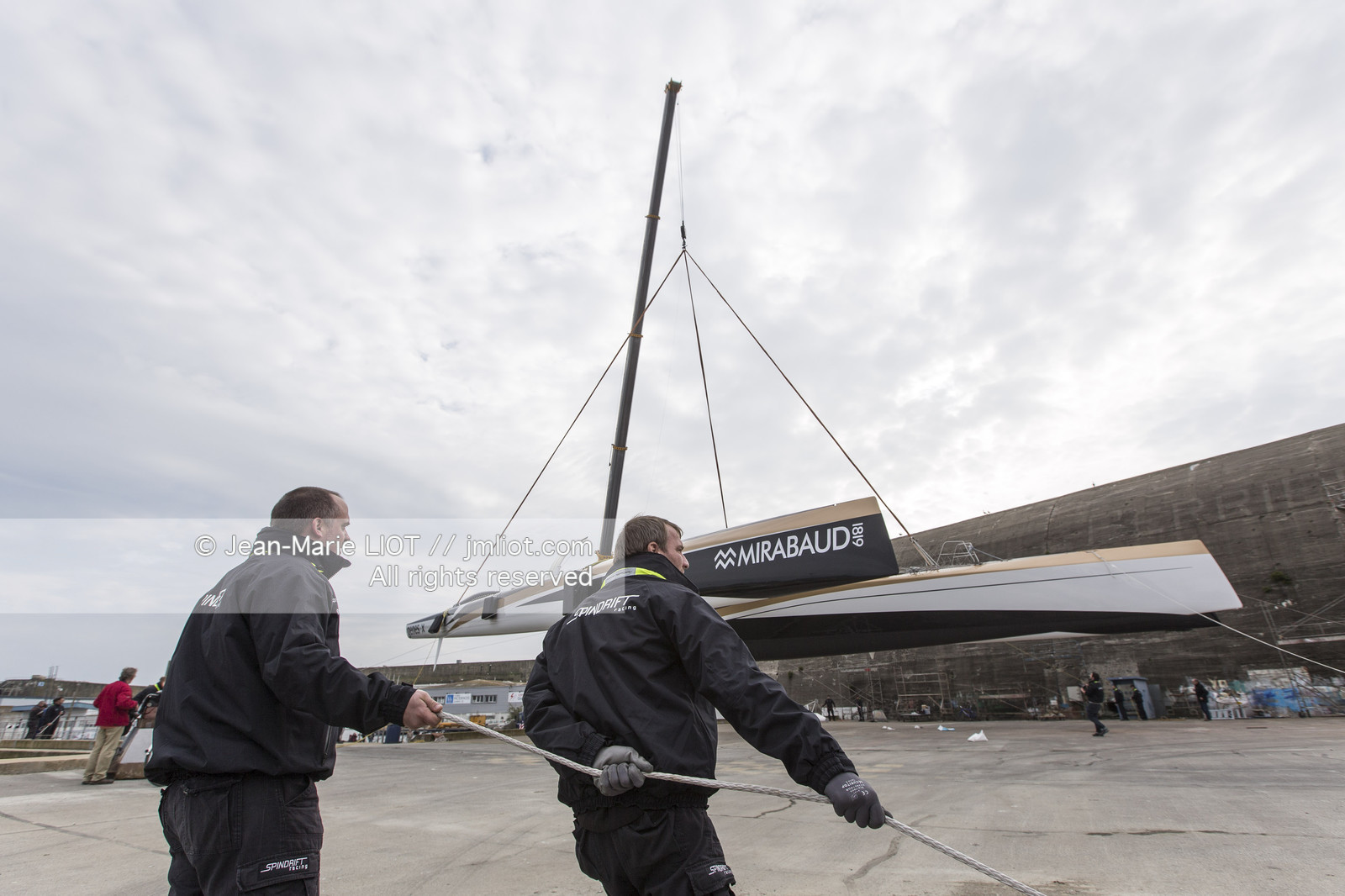 Maxi-Triimaran Spindrift 2 Launching