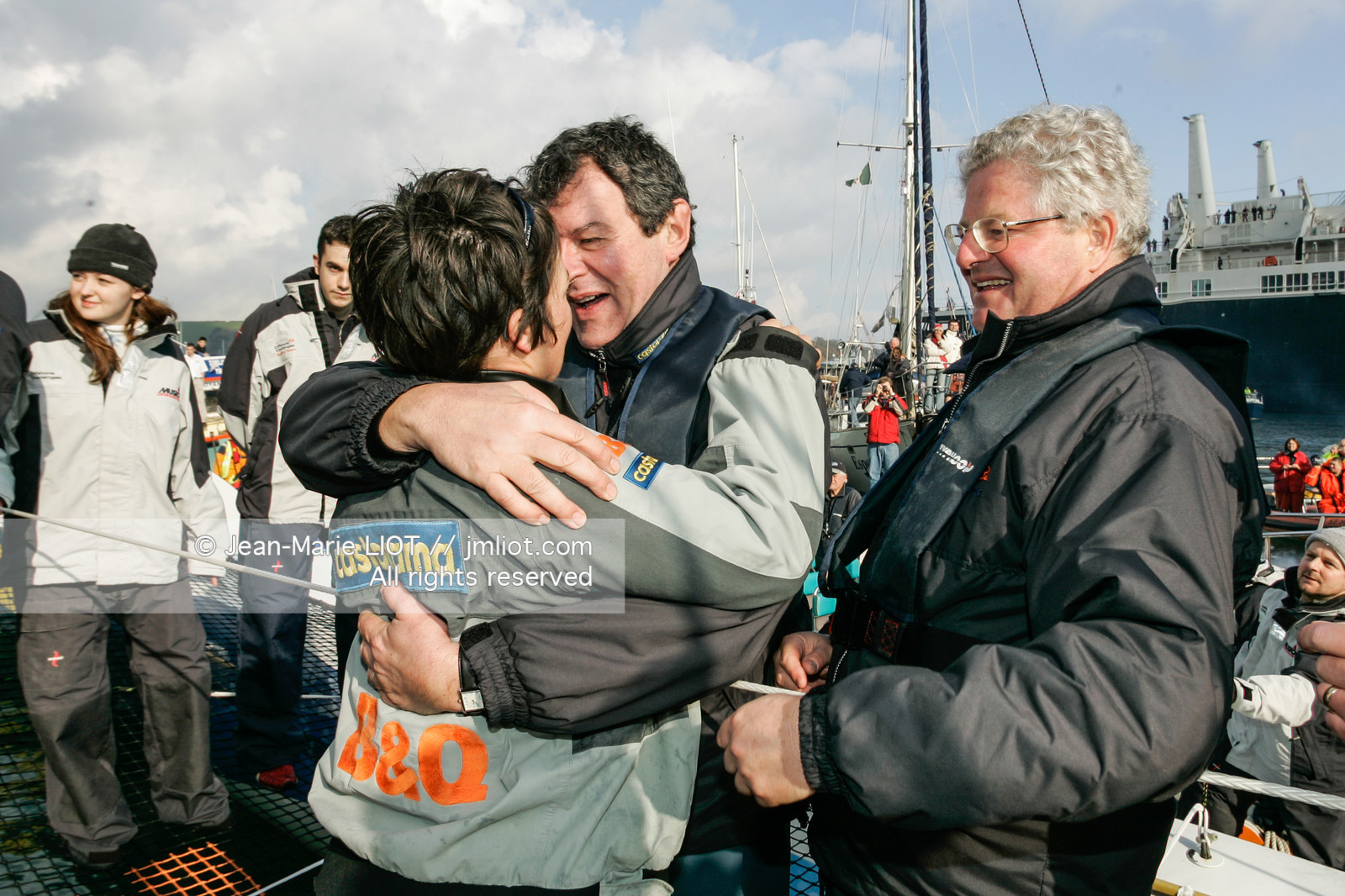 Départ d'Ellen MacArthur à bord du maxi-trimaran B&Q Castorama, pour tenter de battre le record du Tour du Monde en Solitaire sans Escale, à Falmouth (GB), le 27 novembre 2004, photo : Jean-Marie LIOT - www.jmliot.com