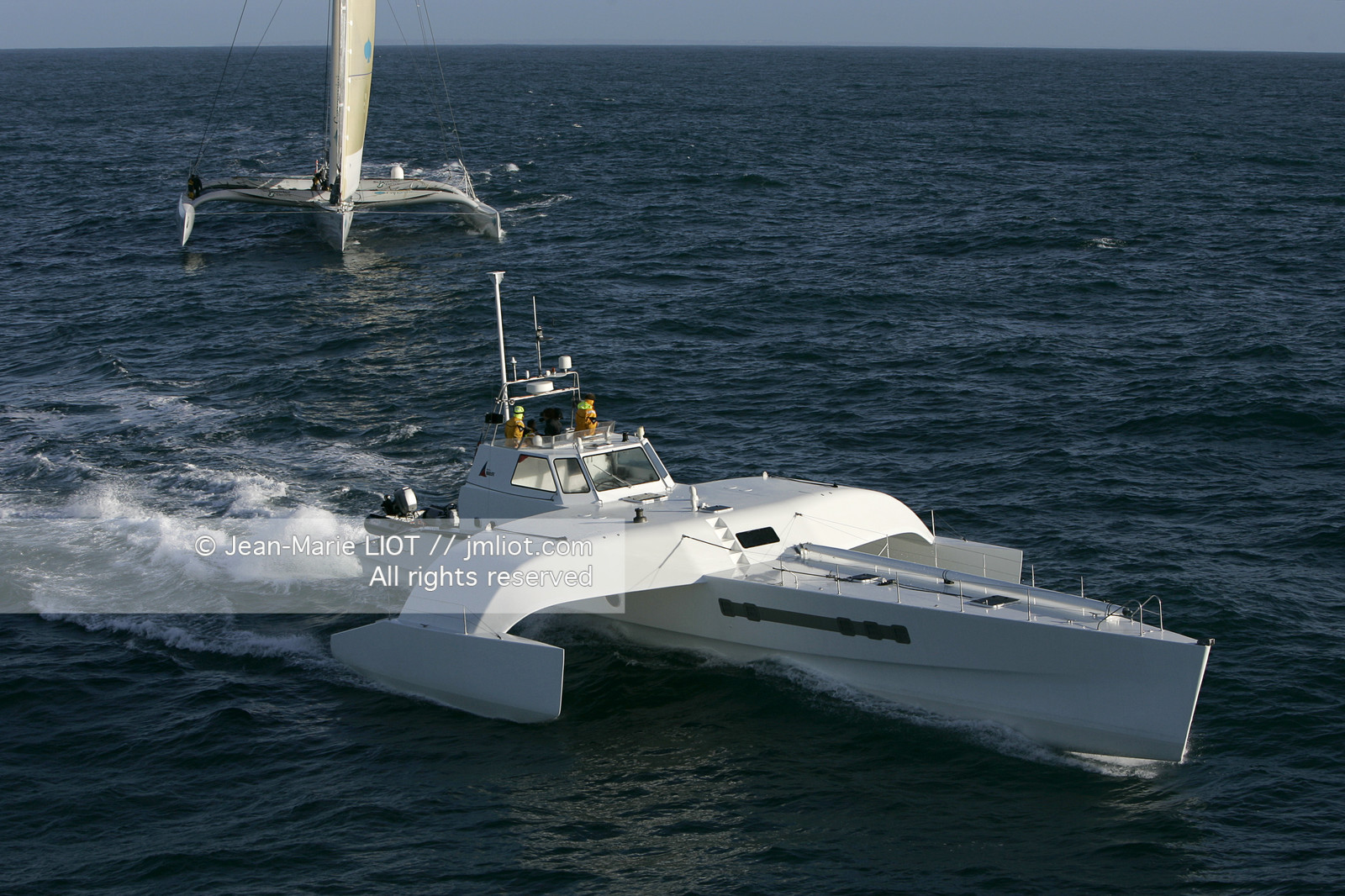 Ocean Alchimist, Olivier de Kersauzon, au large d'Ouessant le 29 décembre 2004, Photo Jean-Marie LIOT - www.jmliot.com.