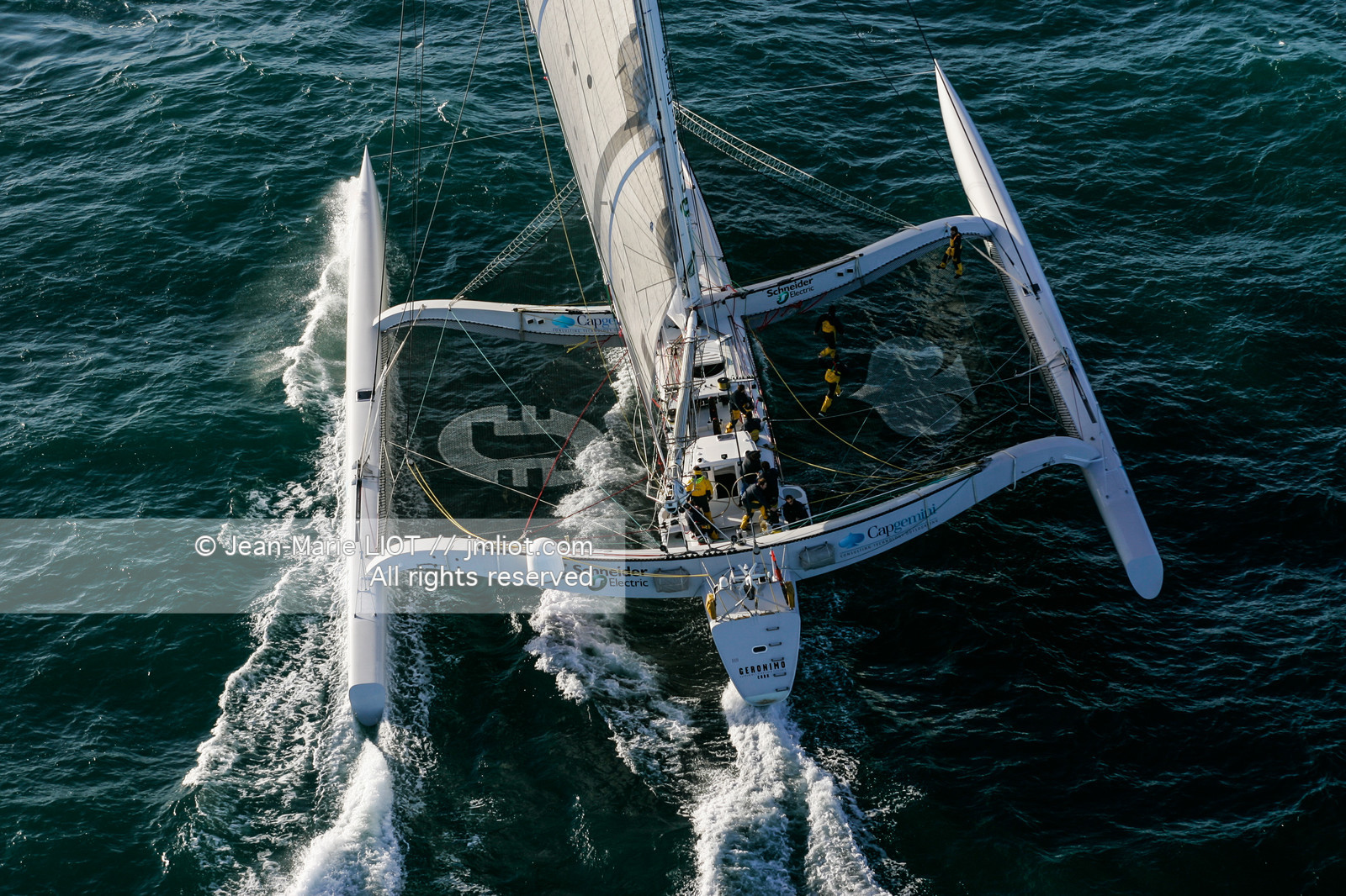 Départ du Trophée Jules Verne du maxi trimaran Geronimo, skipper Olivier de Kersauzon, 28 décembre 2004, Photo Jean-Marie LIOT - www.jmliot.com.