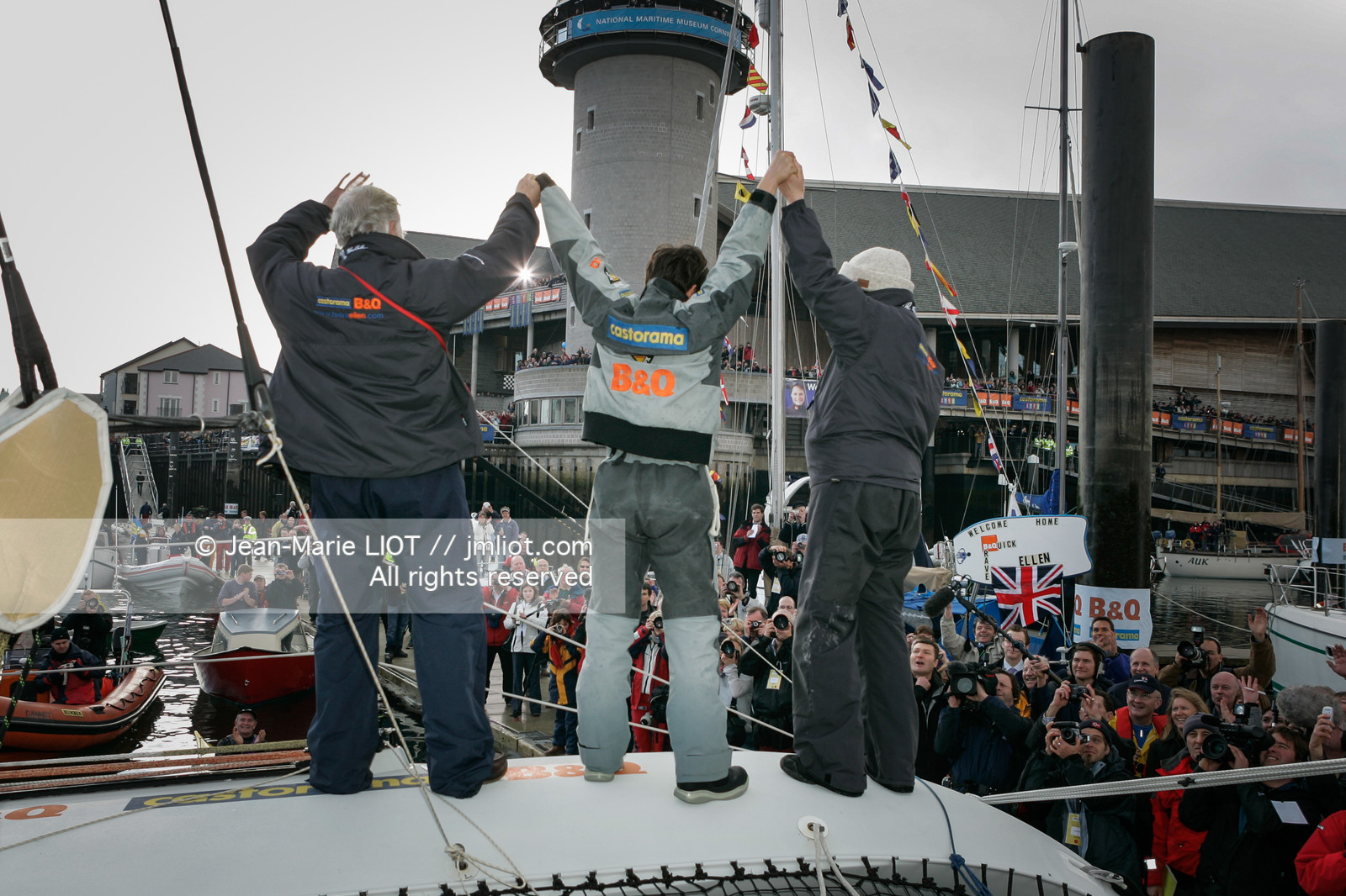 Départ d'Ellen MacArthur à bord du maxi-trimaran B&Q Castorama, pour tenter de battre le record du Tour du Monde en Solitaire sans Escale, à Falmouth (GB), le 27 novembre 2004, photo : Jean-Marie LIOT - www.jmliot.com