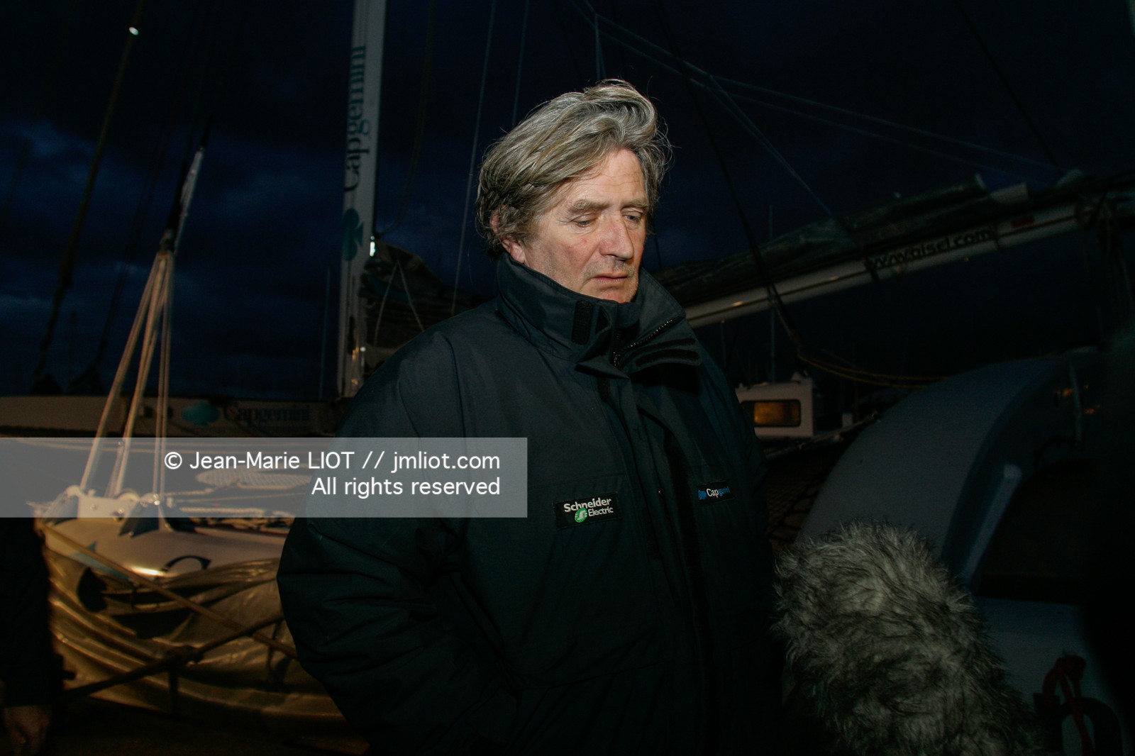 Départ du Trophée Jules Verne du maxi trimaran Geronimo, skipper Olivier de Kersauzon, 28 décembre 2004, Photo Jean-Marie LIOT - www.jmliot.com.