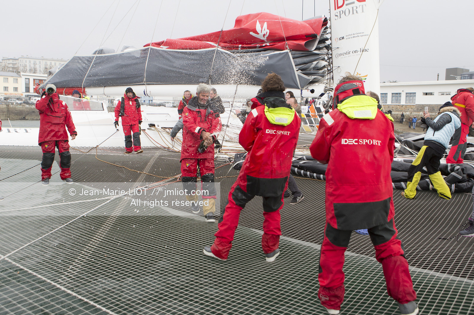 IDEC SPORT- ARRIVEE  RECORD TROPHEE JULES VERNE