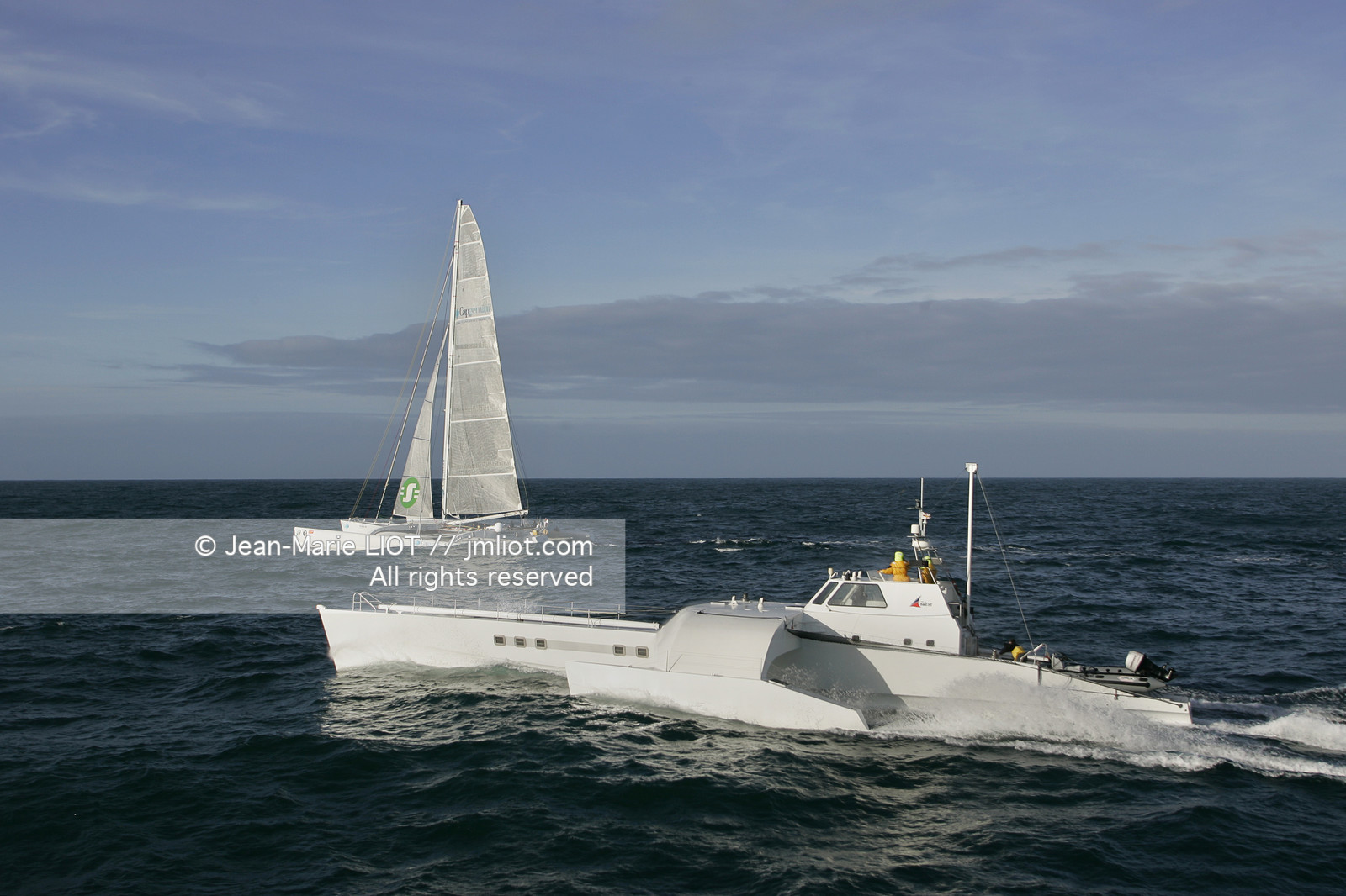 Ocean Alchimist, Olivier de Kersauzon, au large d'Ouessant le 29 décembre 2004, Photo Jean-Marie LIOT - www.jmliot.com.