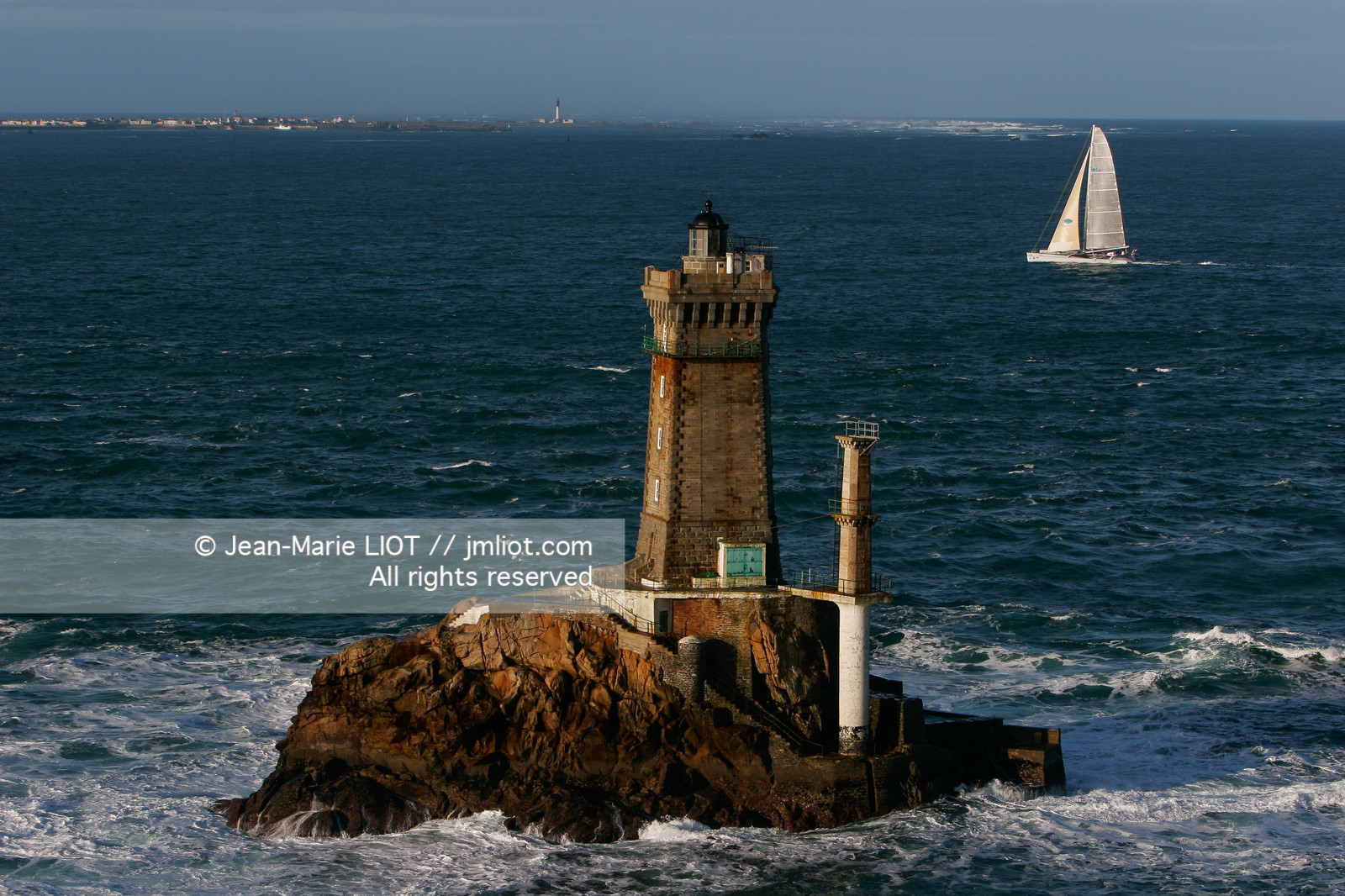 Départ du Trophée Jules Verne du maxi trimaran Geronimo, skipper Olivier de Kersauzon, 28 décembre 2004, Photo Jean-Marie LIOT - www.jmliot.com.