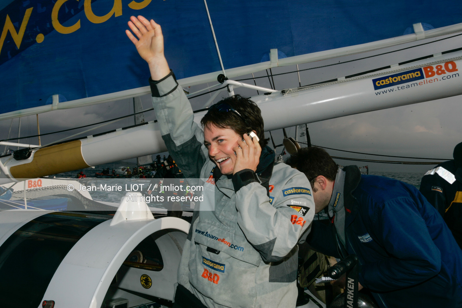 Départ d'Ellen MacArthur à bord du maxi-trimaran B&Q Castorama, pour tenter de battre le record du Tour du Monde en Solitaire sans Escale, à Falmouth (GB), le 27 novembre 2004, photo : Jean-Marie LIOT - www.jmliot.com