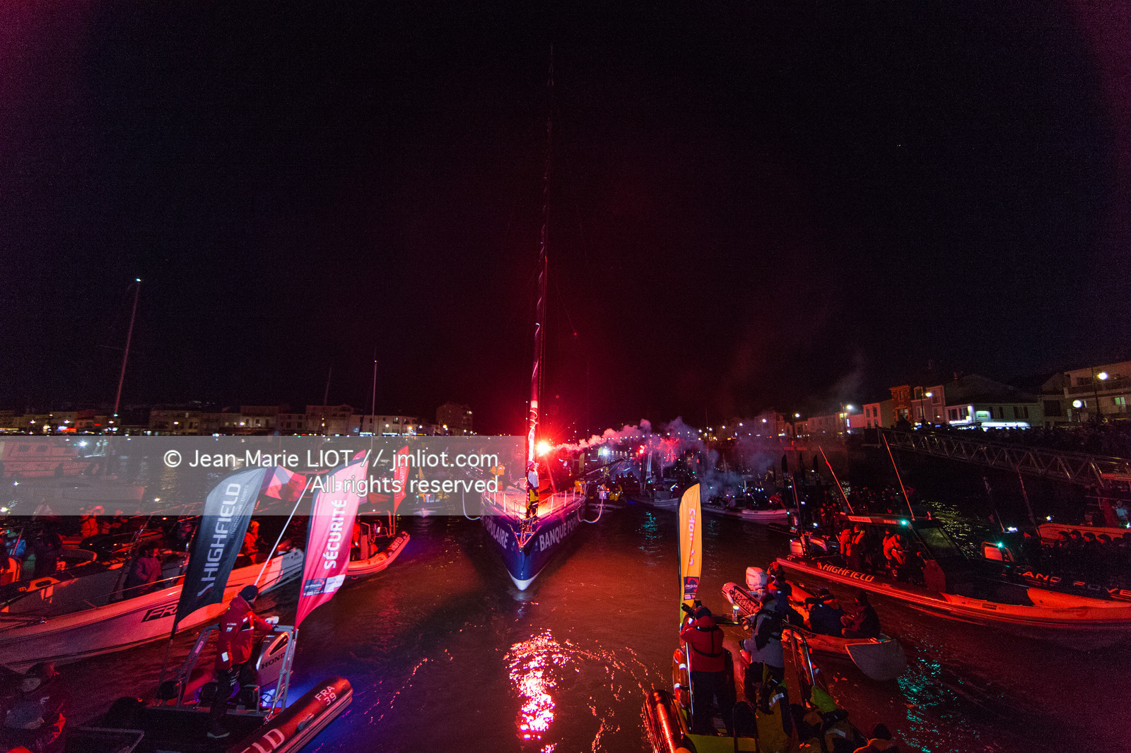 Les Sables d'Olonne, le 19 janvier 2017 arrivée d'Armel Le Cléac'h (FR) skipper de l'imoca Banque Populaire arrive 1er du Vendee globe 2016-2017. Photo © Jean-Marie Liot   DPPI