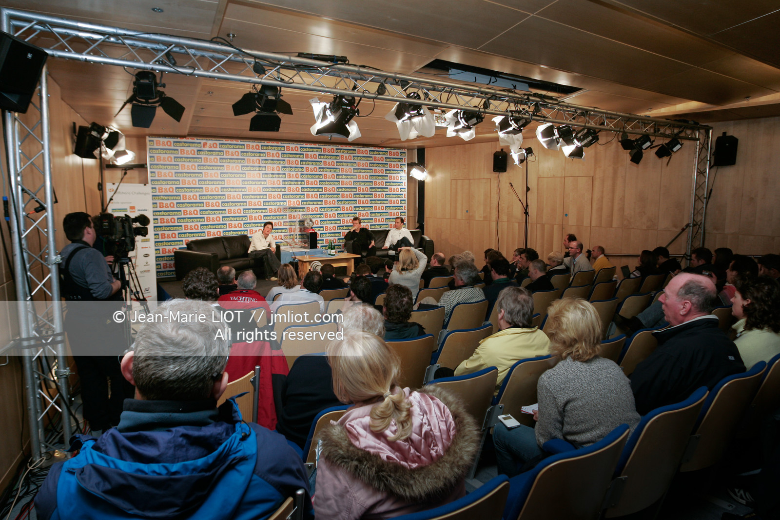 Départ d'Ellen MacArthur à bord du maxi-trimaran B&Q Castorama, pour tenter de battre le record du Tour du Monde en Solitaire sans Escale, à Falmouth (GB), le 27 novembre 2004, photo : Jean-Marie LIOT - www.jmliot.com
