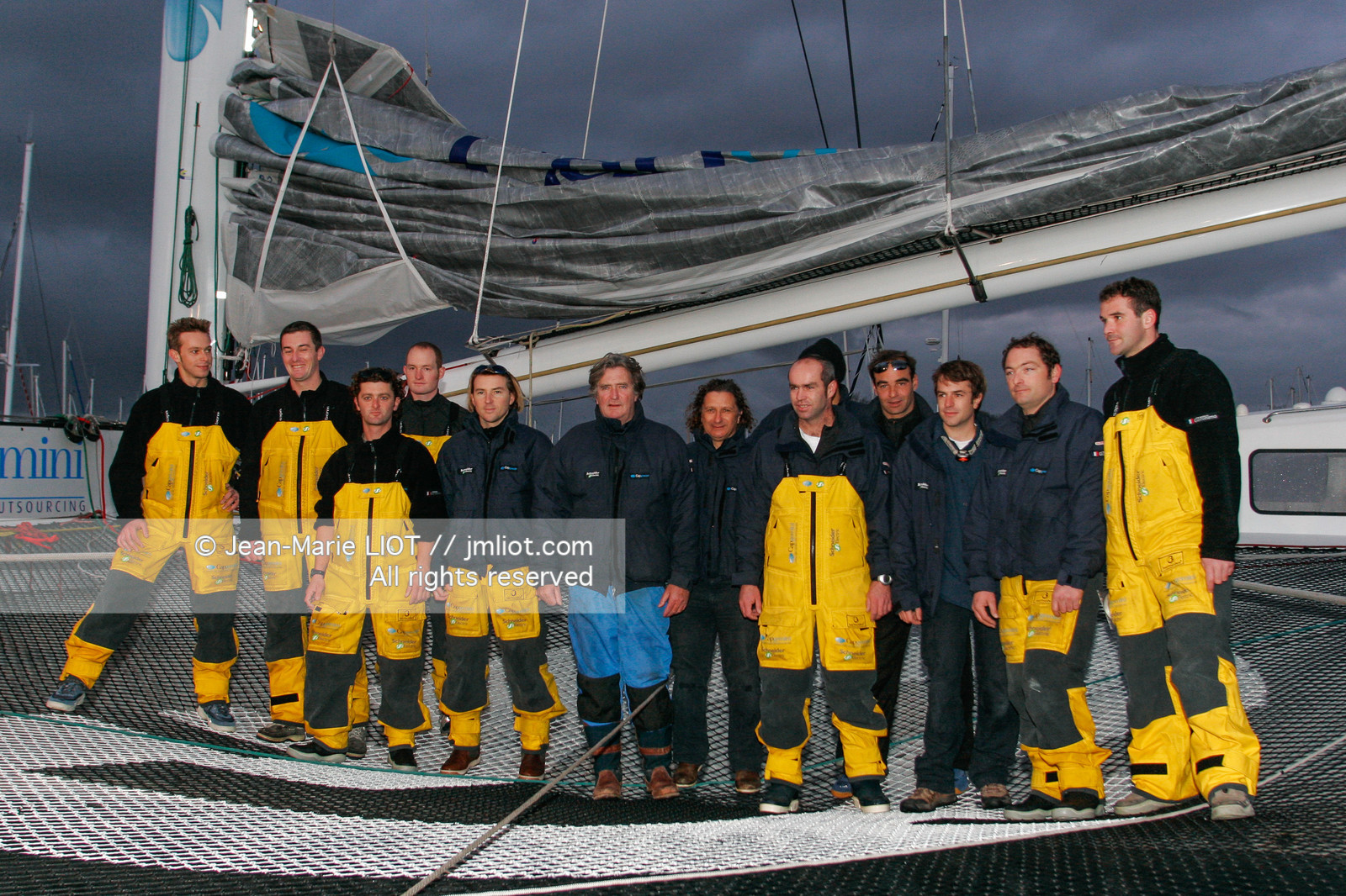 .Start Jules Verne Trophy maxi trimaran Geronimo, skipper Olivier de Kersauzon, on décember 28, 2004, Photo Jean-Marie LIOT - www.jmliot.com