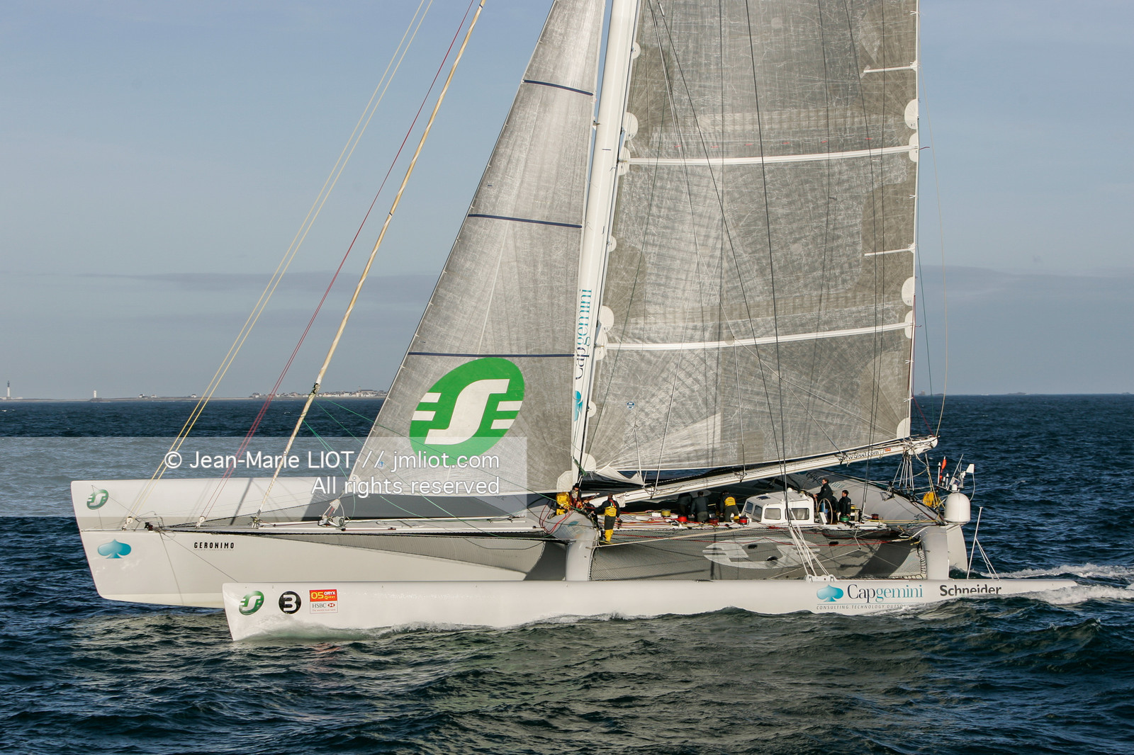 Départ du Trophée Jules Verne du maxi trimaran Geronimo, skipper Olivier de Kersauzon, 28 décembre 2004, Photo Jean-Marie LIOT - www.jmliot.com.