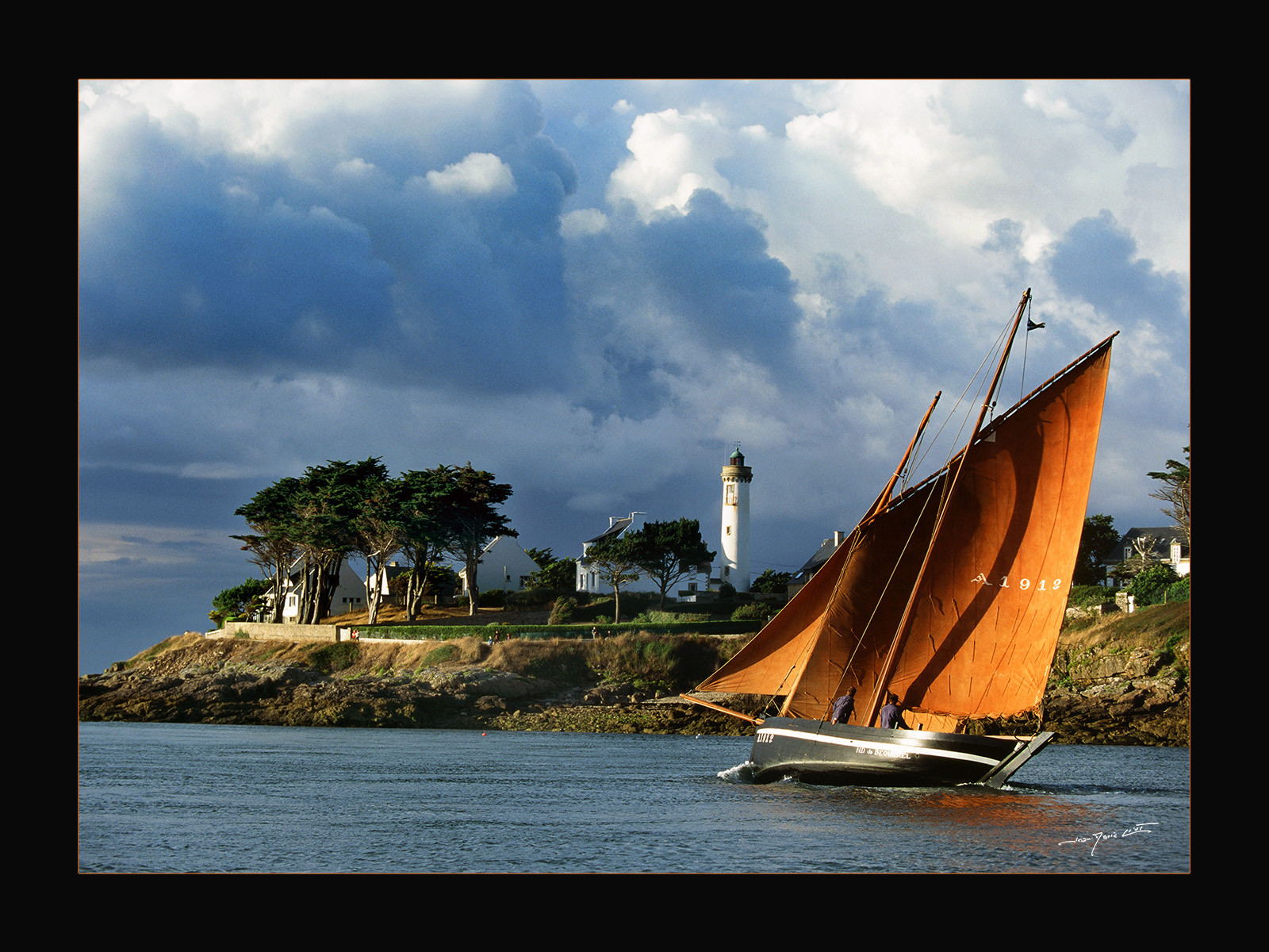 le célèbre poster du Forban du Bono, au pied de Port Navalo un soir d'été, est disponible en bord noir ou blanc, sous plusieurs formats :- 30 x 40 cm- 60 x 80 cmEt également en format panoramique :- 25 x50 cm- 50 x 100 cmLes tirages sont réalisés par un laboratoire en Bretagne, certifié pour sa qualité professionnelle, sur papier Canson Lustré rendu satiné, 310 g m2Pour passer commande, cliquez sur le Caddie et suivez la procédure.