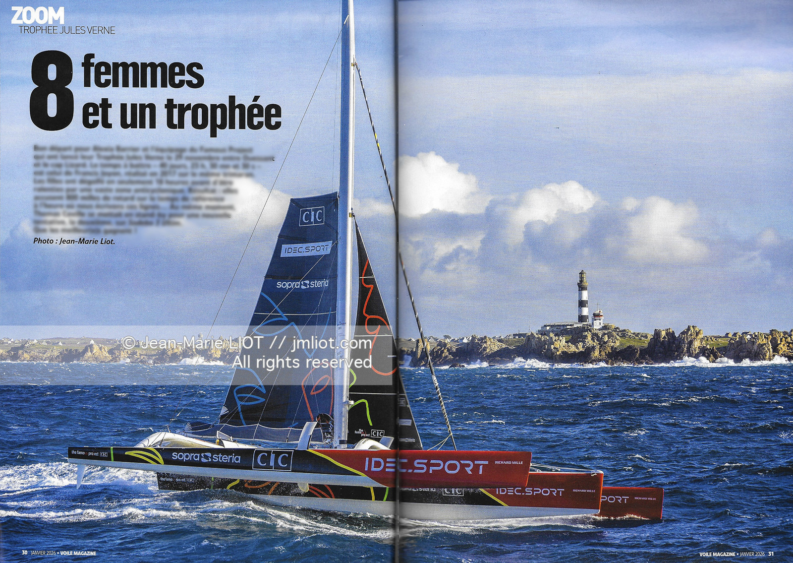 Double Page Voile Magazine, Janvier 2026, The Famous Project, Alexia Barrier et son équipage au large d’Ouessant passe la ligne du Trophée Jules Verne, le 29 novembre 2025, Photo © Jean-Marie LIOT