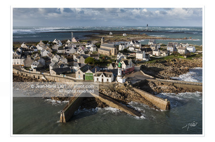 Men Brial-île de Sein.Le phare de Men Brial indique l'entrée du port de l'île de Sein, en pointe Bretagne..© Jean-Marie Liot.