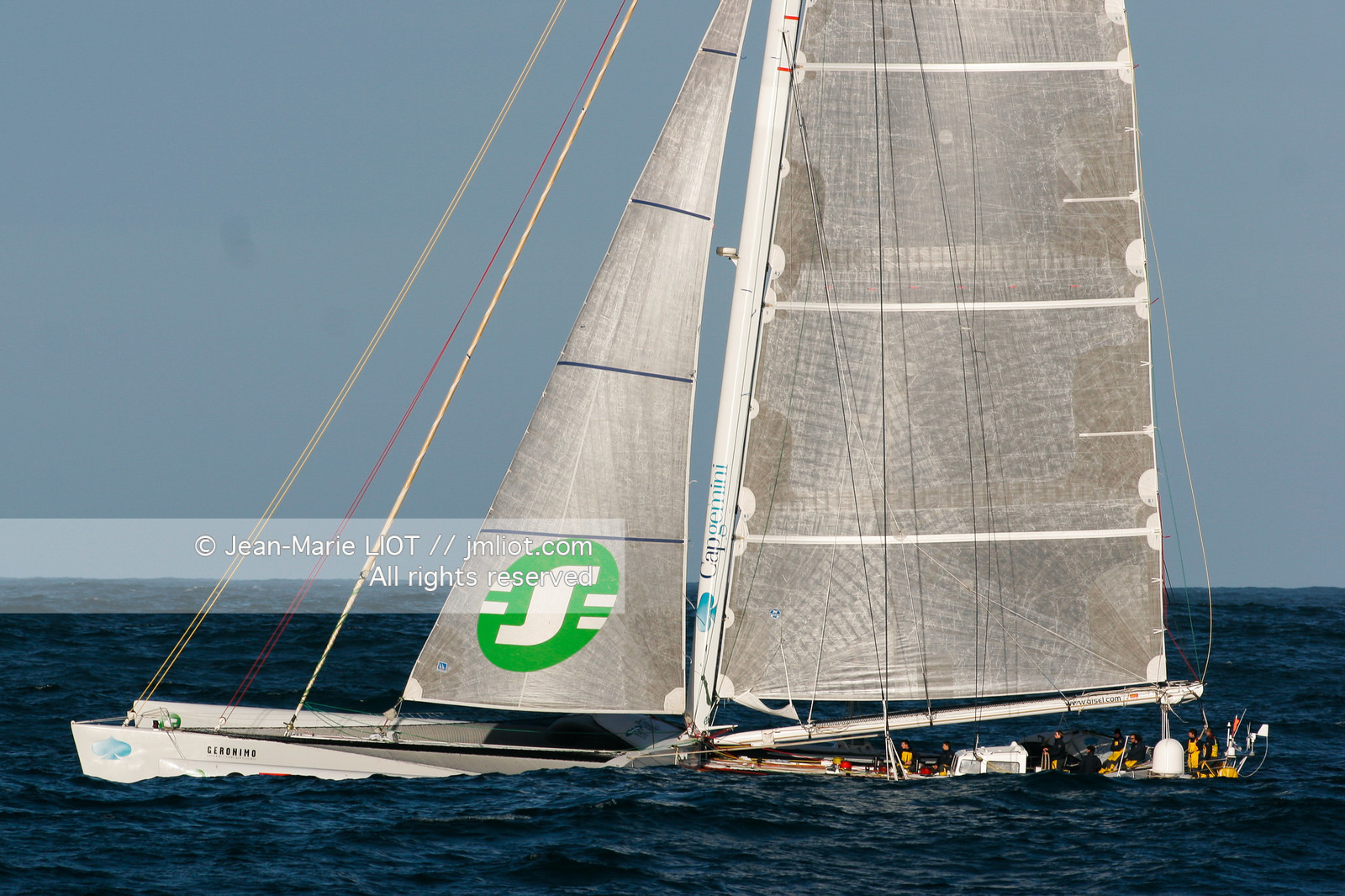 Départ du Trophée Jules Verne du maxi trimaran Geronimo, skipper Olivier de Kersauzon, 28 décembre 2004, Photo Jean-Marie LIOT - www.jmliot.com.