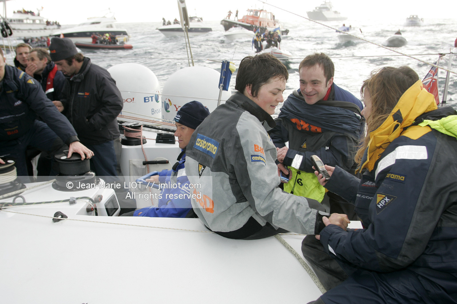 Départ d'Ellen MacArthur à bord du maxi-trimaran B&Q Castorama, pour tenter de battre le record du Tour du Monde en Solitaire sans Escale, à Falmouth (GB), le 27 novembre 2004, photo : Jean-Marie LIOT - www.jmliot.com