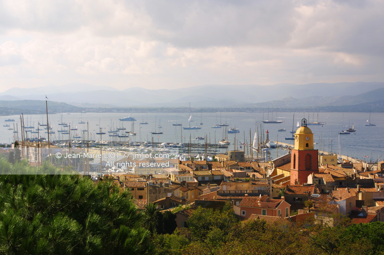 France, Var (83), Saint-Tropez, .Yatchs dans Le Port de plaisance de Saint-Tropez, Vue aérienne.photo © Jean-Marie Liot.