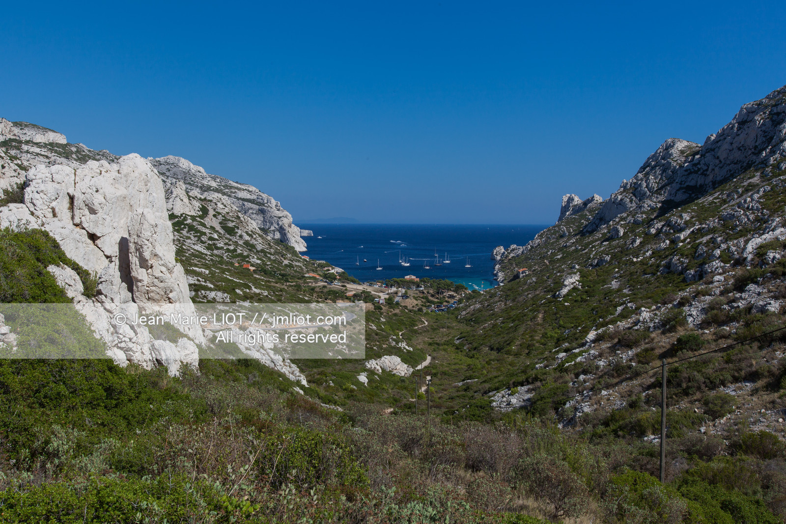La calanque de Sormiou est située a quelques km de Marseille, l'une des seule calanques habitée elle dissimulke un petit port protégé par une digue.L'eau y est particulièremant claire et d'une grande richese en termes d'espèces animales et végétales..Photo © Jean-Marie Liot.