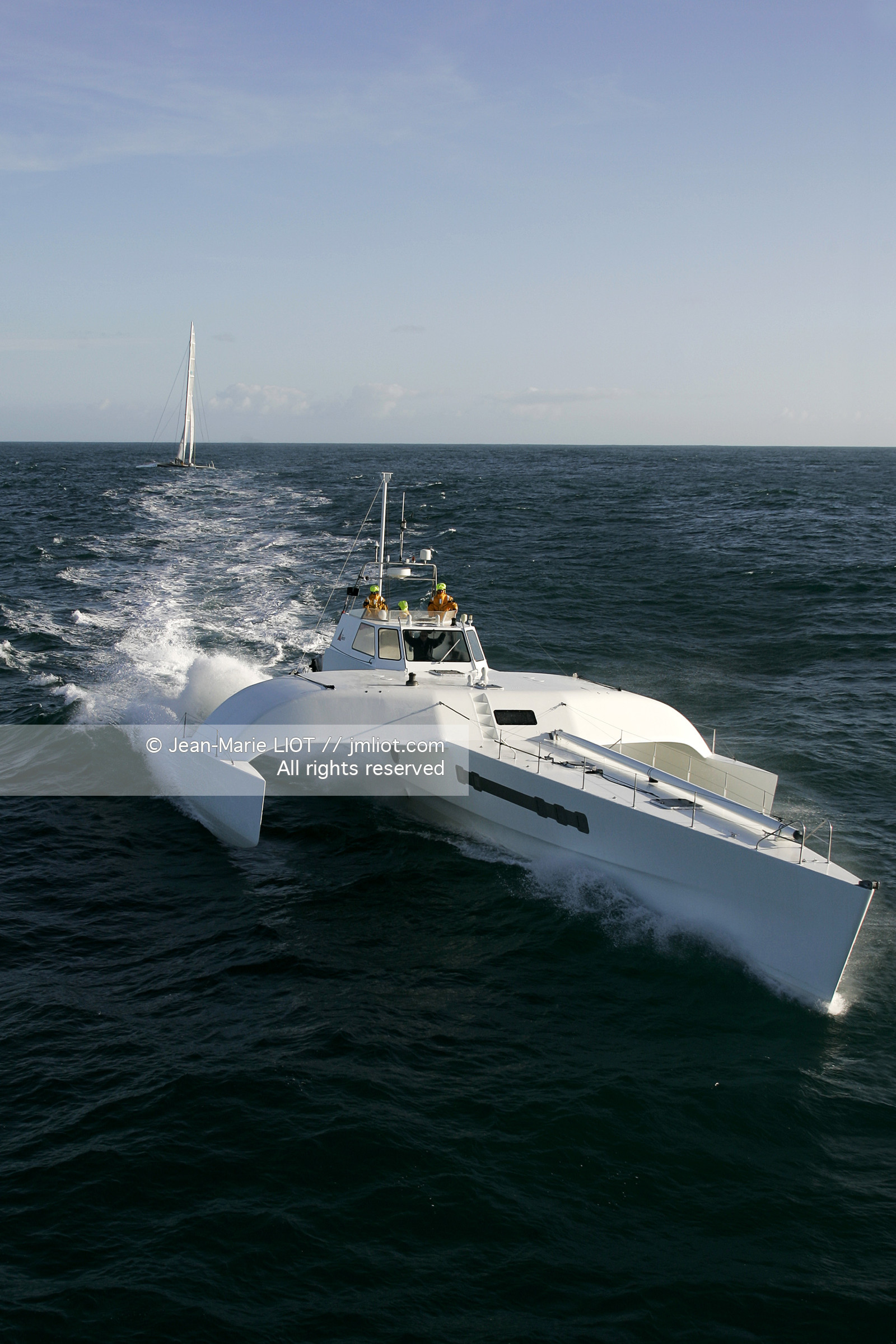 Ocean Alchimist, Olivier de Kersauzon, au large d'Ouessant le 29 décembre 2004, Photo Jean-Marie LIOT - www.jmliot.com.