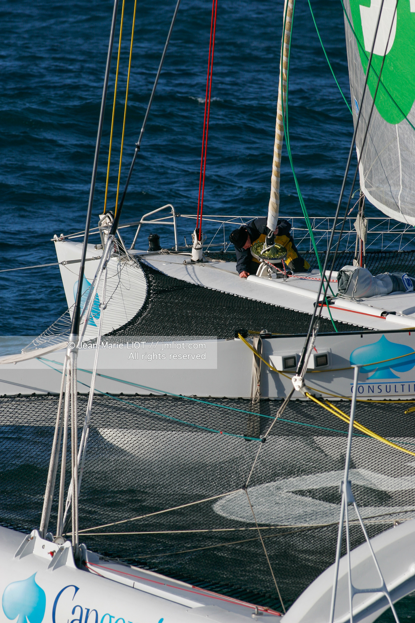 .Start Jules Verne Trophy maxi trimaran Geronimo, skipper Olivier de Kersauzon, on décember 28, 2004, Photo Jean-Marie LIOT - www.jmliot.com