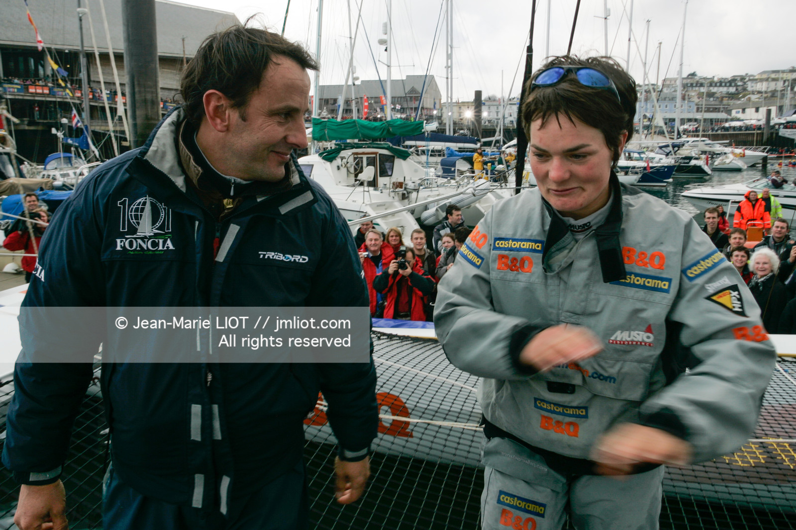 Départ d'Ellen MacArthur à bord du maxi-trimaran B&Q Castorama, pour tenter de battre le record du Tour du Monde en Solitaire sans Escale, à Falmouth (GB), le 27 novembre 2004, photo : Jean-Marie LIOT - www.jmliot.com
