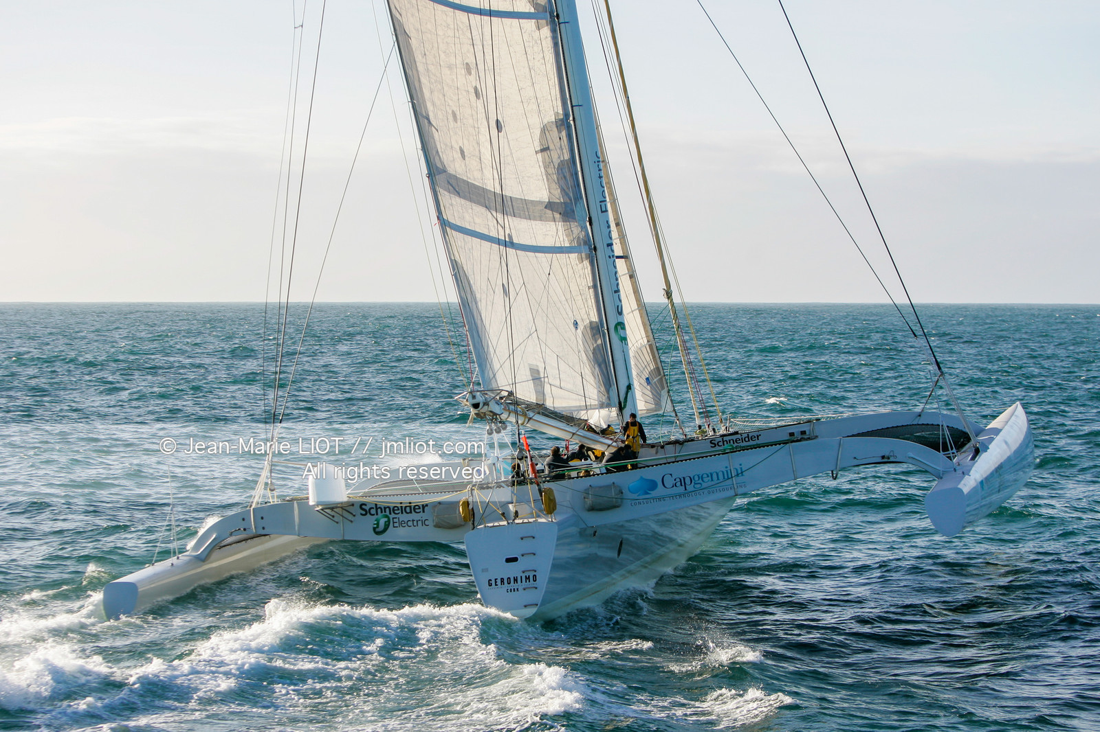 Départ du Trophée Jules Verne du maxi trimaran Geronimo, skipper Olivier de Kersauzon, 28 décembre 2004, Photo Jean-Marie LIOT - www.jmliot.com.