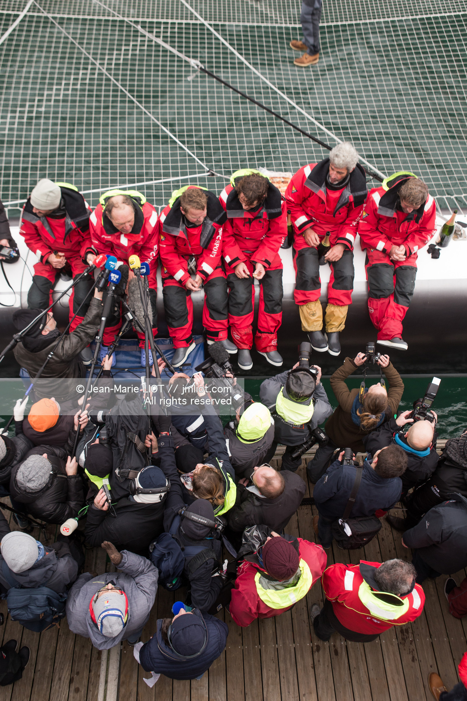 IDEC SPORT- ARRIVEE  RECORD TROPHEE JULES VERNE