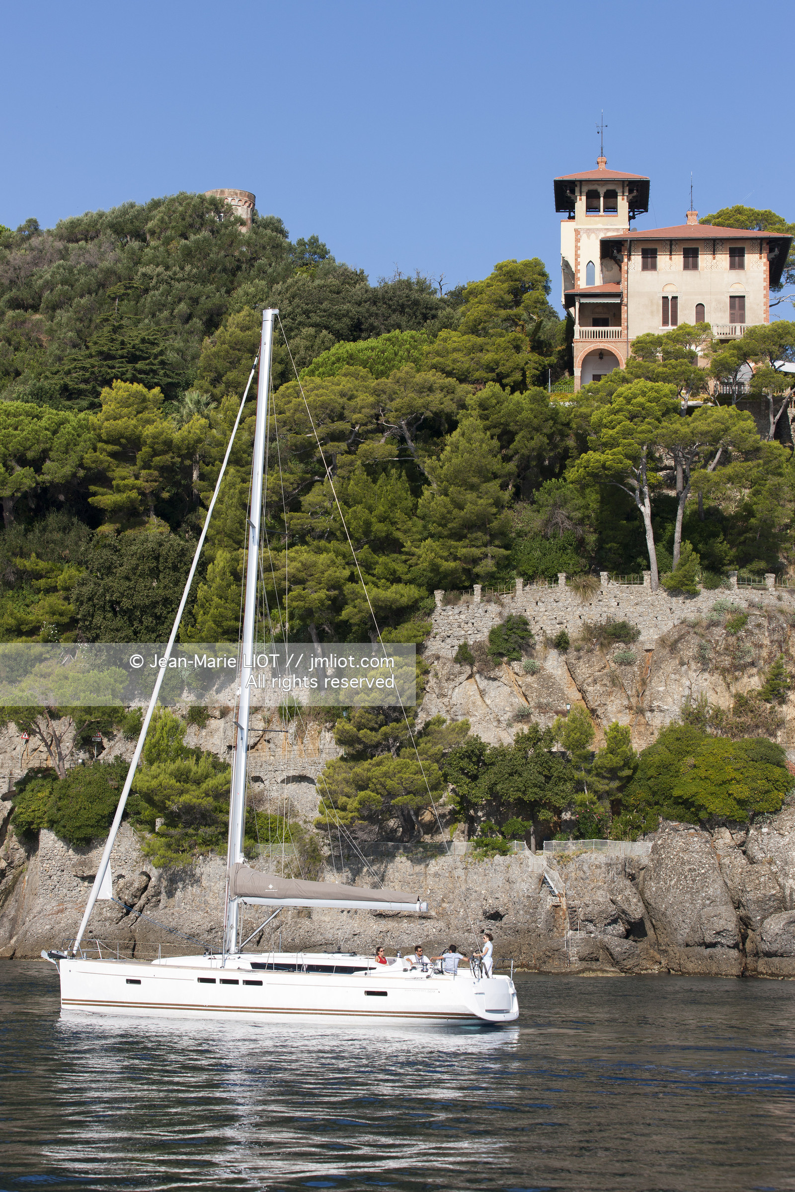 Portofino,le joli port en italien est situé au creux d'une anse sur la côte Ligure. Ce petit port de pêche devenu une des stations balnéaires les plus huppées d'Italie n'a pourtant pas perdu son charme..photo © Jean-Marie Liot.